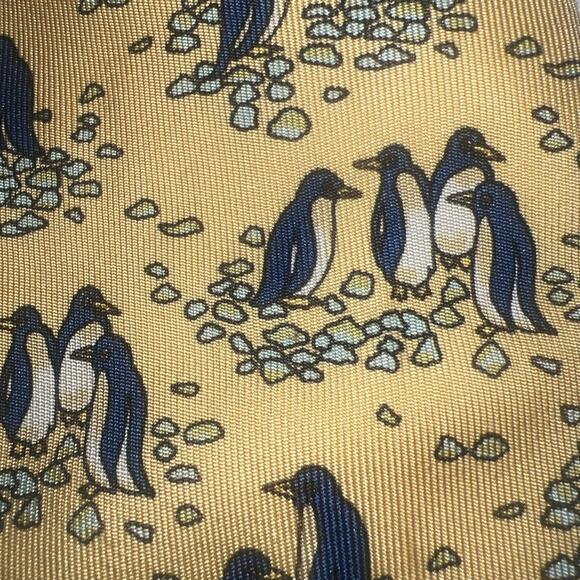 Hermès – Yellow Silk Tie With Blue Penguins #7334 - Picture 1 of 4